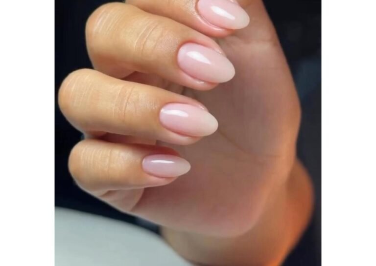Uñas almendradas en tono nude con acabado profesional Mia Secret